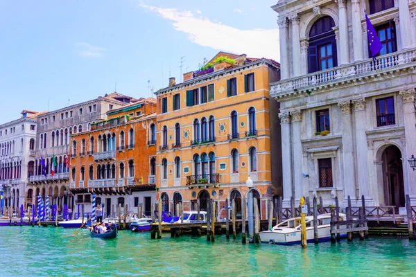 VENISE, ITALIE - 01 juin 2014.Vue de la rue de l'eau et de la vieille construction — Photo