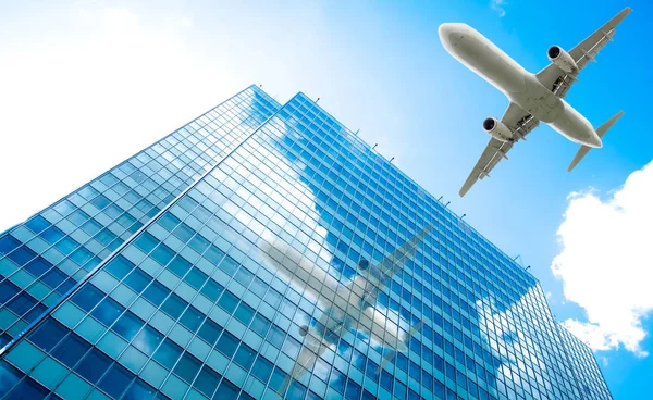 uçak ile modern bina. Jet şehir üzerinde