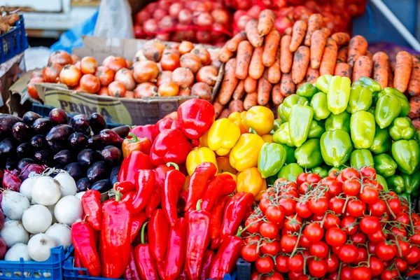 Mercado de agricultores. Mercado de verduras. Hortalizas frescas — Foto de Stock