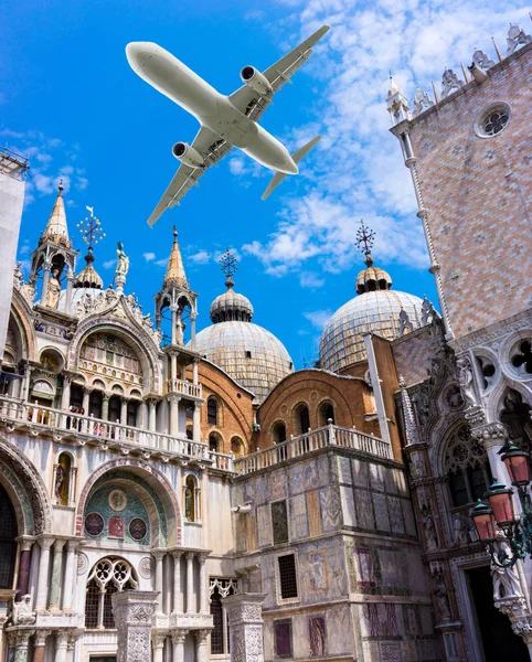 Piazza San Marko in Venice, Italy.  San Marko cathedral. plane f — Stock Photo, Image
