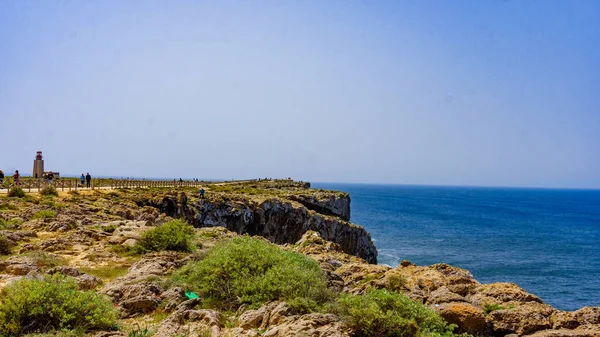 海洋波背景。萨格里什，阿尔加维，在听取悬崖海岸线 — 图库照片