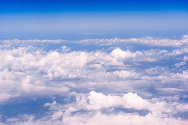 Cielo blu e nuvole. Il bellissimo cielo blu — Foto Stock