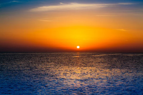 海の上の美しい日没。夕焼け空. — ストック写真