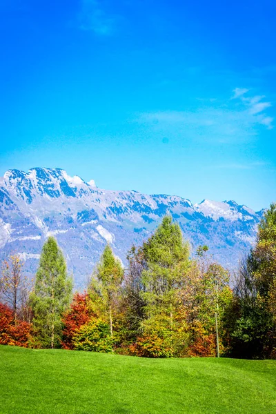 Paisaje de montaña en Suiza. Paisaje alpino suizo —  Fotos de Stock