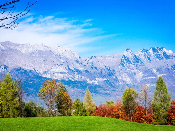 Paisaje de montaña en Suiza. Paisaje alpino suizo —  Fotos de Stock