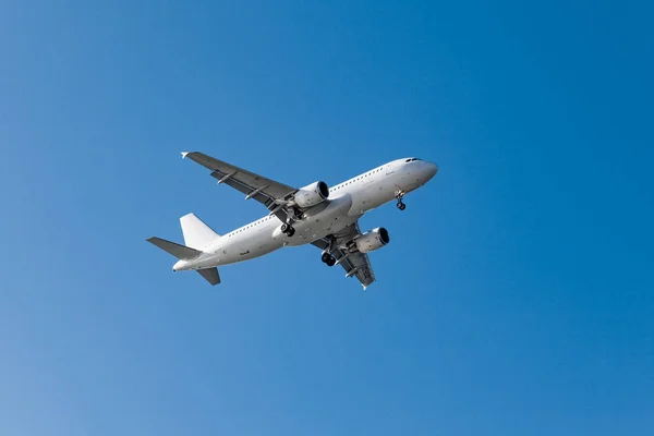 Fehér repülőgép kék háttérrel. repülőgép az égen — Stock Fotó