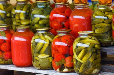 Kavanoz turşu sebze ile. Korunmuş sebze. domates ve