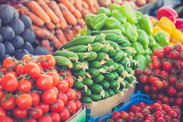 Farmářský trh. zeleninový trh. Různé syrovou zeleninu backg — Stock fotografie