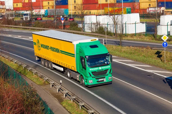 DUSSELDORF ,GERMANY - FEBRUAR 16: transport truck on the highway — Stock Photo, Image