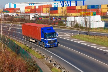 Düsseldorf, Almanya - Februar 16: taşıma kamyonu karayolu üzerinde