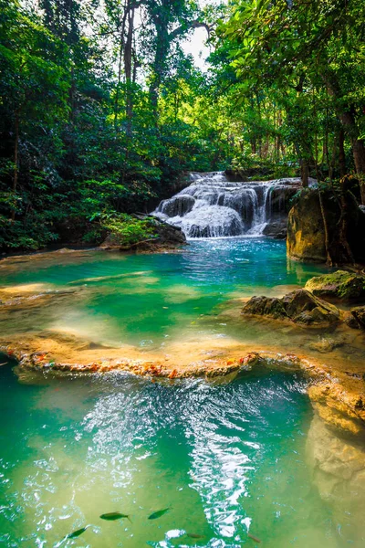 La hermosa cascada en el bosque profundo — Foto de Stock