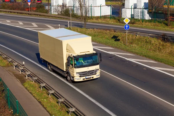德国杜塞尔多夫-二月份 16︰ 运输卡车在公路上 — 图库照片