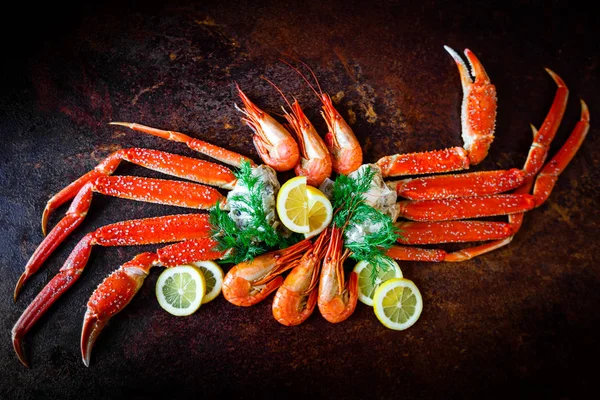 Jambes de crabe au citron et crevettes — Photo