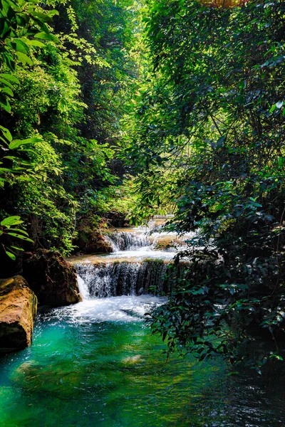 Schöner Wasserfall. erawan nationalpark in kanchanaburi, thai — Stockfoto