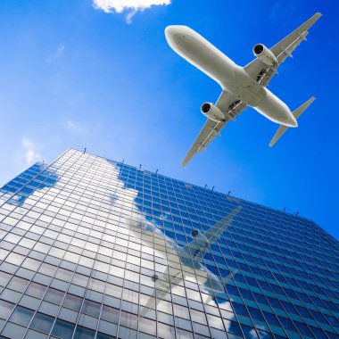 uçak ile modern bina. Jet şehir üzerinde