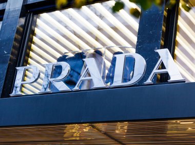 Zürih, İsviçre - 04 Kasım, 2016: Prada logosu ekranda 