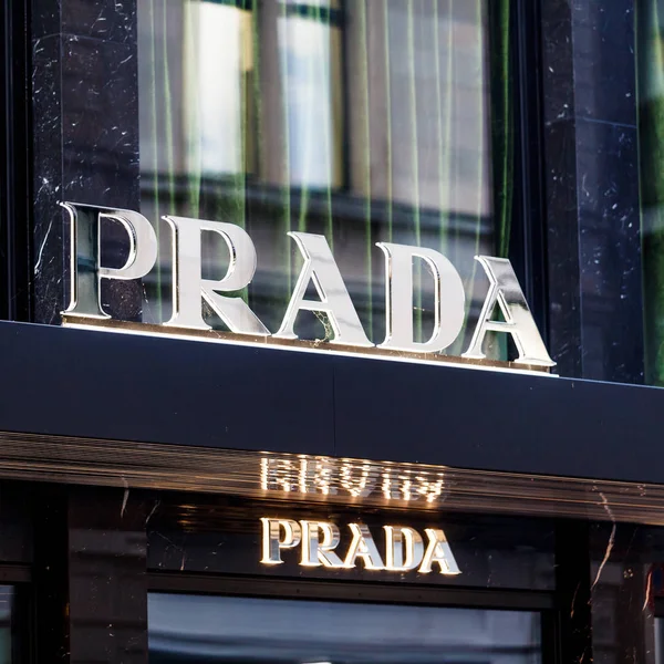 Zürih, İsviçre - 04 Kasım, 2016: Prada logosu ekranda 