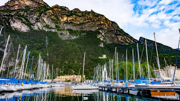 Lago di Garda. Boats in the harbor. Sailing boats yachts on Gard — Stock Photo, Image