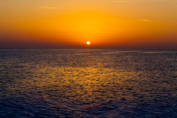 Belo pôr do sol acima do mar. Céu do pôr do sol . — Fotografia de Stock