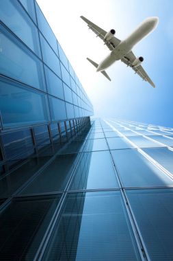 uçak ile modern bina. Jet şehir üzerinde
