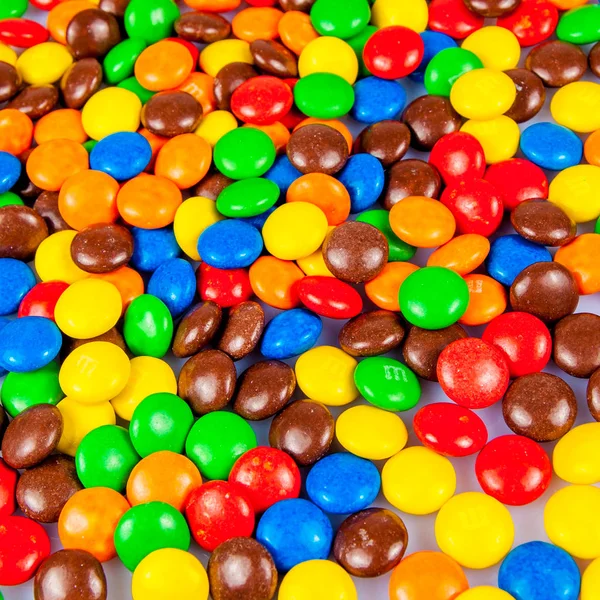Bonbons colorés. Bonbons au chocolat coloré pour milieux — Photo