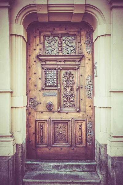 Dřevěné dveře. přední dveře. Vintage Retro filtr — Stock fotografie