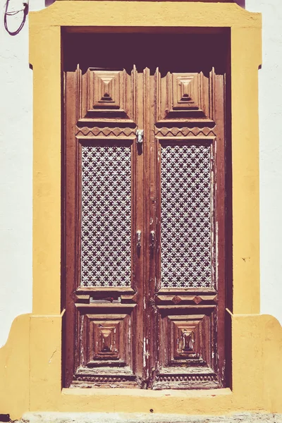 Houten deur. voordeur. Vintage Retro Filter — Stockfoto