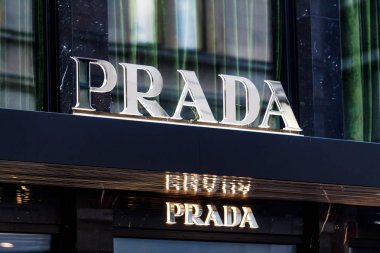 Zürih, İsviçre - 04 Kasım, 2016: Prada logosu ekranda 