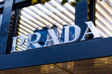 Zürih, İsviçre - 04 Kasım, 2016: Prada logosu ekranda 