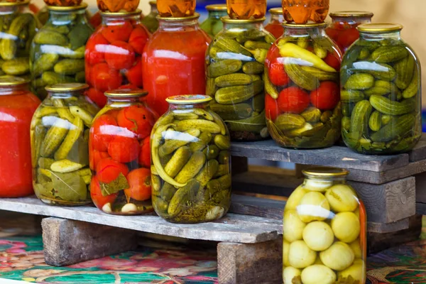 Frascos con verduras en escabeche. Verduras conservadas. tomates y — Foto de Stock