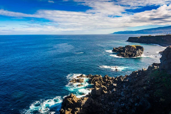 Tenerife, Isole Canarie, Spagna. Vista sulle scogliere rocciose e sull'oceano — Foto Stock