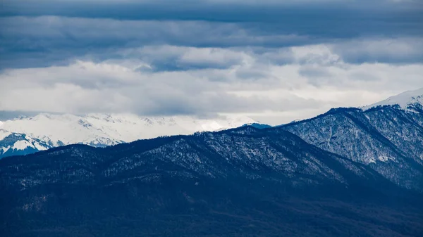 Montagne invernali. Vista dalla torre di osservazione del monte Akhun — Foto Stock