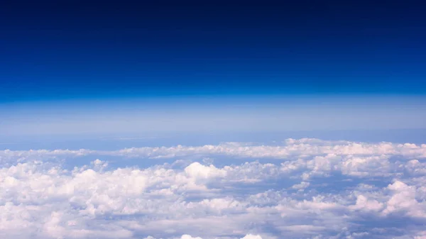 从飞机窗口 cloudscape 背景视图 — 图库照片
