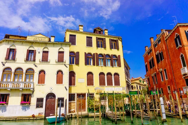 威尼斯，意大利-6 月 01，2014.View 的水街和旧生成 — 图库照片