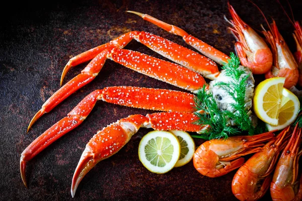 Crab legs with lemon and shrimps — Stock Photo, Image