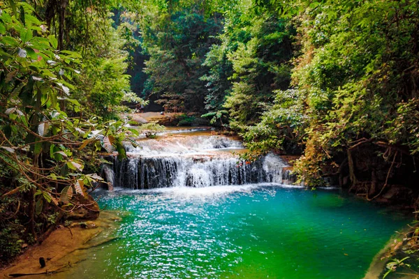 Hermosa cascada. Parque Nacional Erawan en Kanchanaburi, Tailandia — Foto de Stock