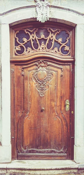 木制的门。前门。老式复古筛选器 — 图库照片