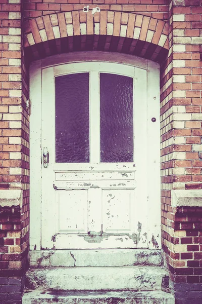 Деревянная дверь. Входная дверь. Винтажный ретро-фильтр — стоковое фото