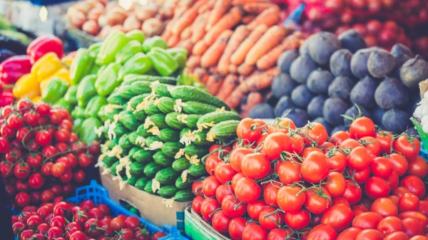 Mercado de agricultores. Mercado de verduras. Diferentes verduras crudas backg — Foto de Stock