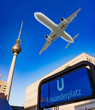 Alexanderplatz metro istasyonunda. Berlin. uçak uçan o