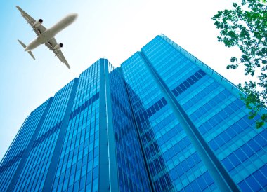 uçak ile modern bina. Jet şehir üzerinde
