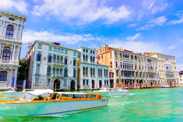 Venedig, Italien - 01. Juni 2014.view of water street and old build — Stockfoto