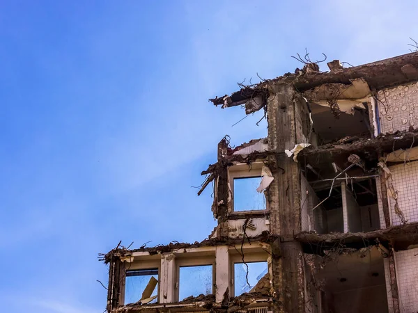 Abgerissenes Gebäude. Rückbau des Gebäudes — Stockfoto