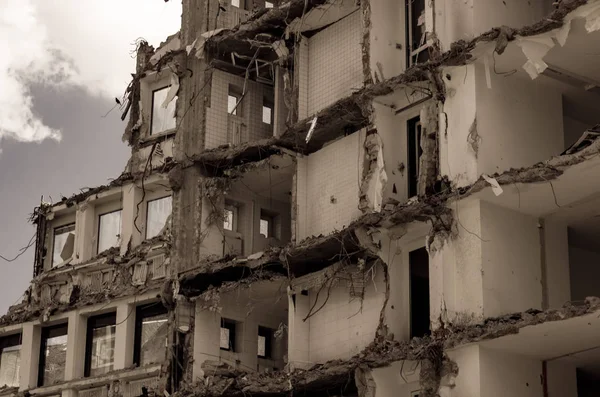 Tijolo arruinado. ruínas de uma cidade. Ruínas da guerra. casas abandonadas — Fotografia de Stock