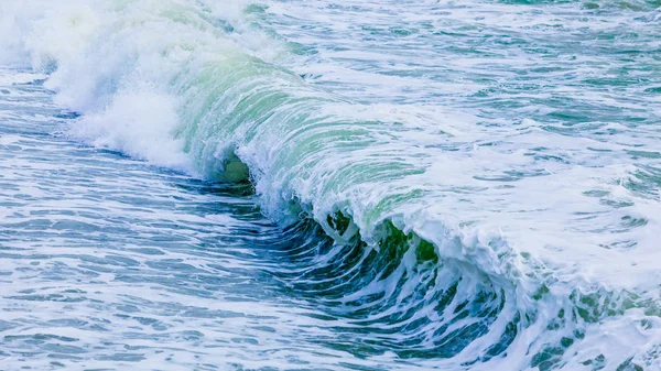 Ocean Wave. Rompiendo olas. tormenta en el mar — Foto de Stock