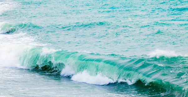 Vlny oceánu. Prolomit vlny. bouře na moři — Stock fotografie