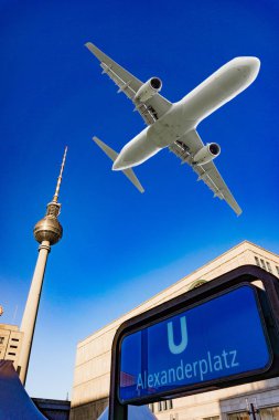 Alexanderplatz metro istasyonunda. Berlin. uçak uçan o