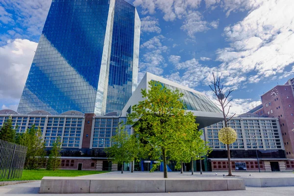 FRANKFURT AM MAIN, ALEMANIA - 19 DE SEPTIEMBRE DE 2015: Nuevo edificio moderno — Foto de Stock