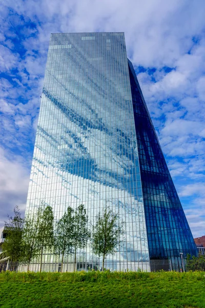 Frankfurt am Main, Deutschland - 19. September 2015: neues modernes Gebäude — Stockfoto