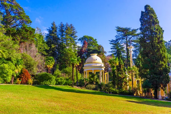 Arboretum Park - Rotunda. Rusko, Soči, altánek v parku — Stock fotografie